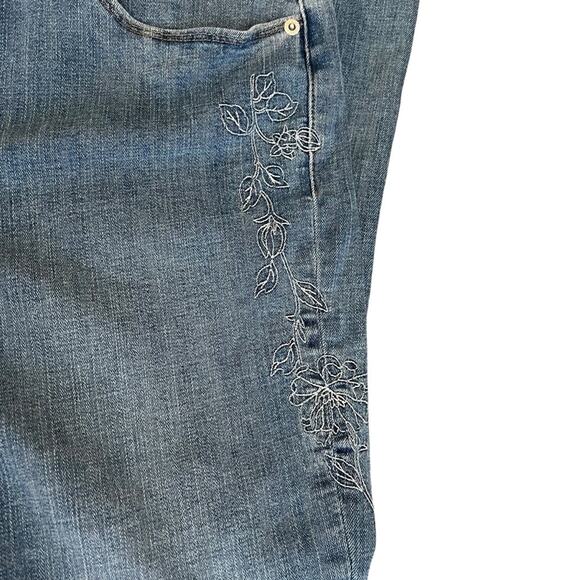 Levi’s Women’s Classic Bootcut Embroidered Floral Blue Jeans Size 14 - Picture 4 of 9